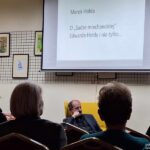 Spotkanie z Markiem Hołdą w Miechowskiej Bibliotece: W tle "Saga Miechowska" Edwarda Hołdy