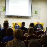 Spotkanie z Markiem Hołdą w Miechowskiej Bibliotece: W tle "Saga Miechowska" Edwarda Hołdy