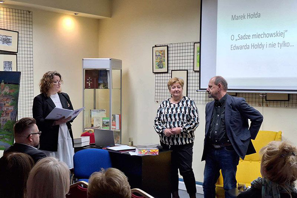 Spotkanie z Markiem Hołdą w Miechowskiej Bibliotece: W tle "Saga Miechowska" Edwarda Hołdy