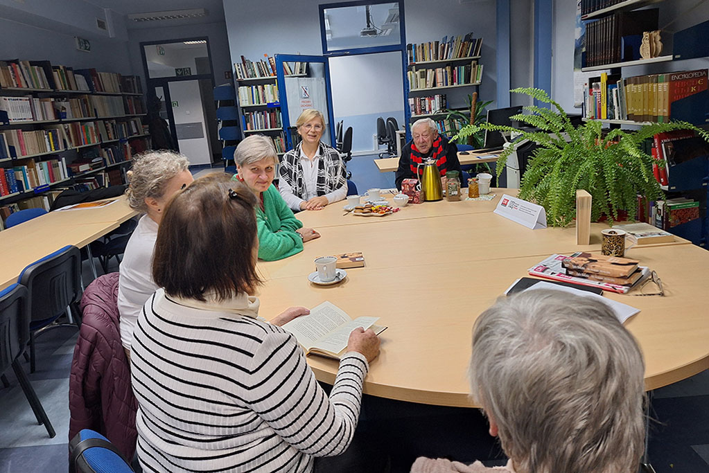 Członkowie Dyskusyjnego Klubu Książki w czytelni Biblioteki Publicznej w Miechowie podczas spotkania poświęconego powieści Zyty Rudzkiej »Ten się śmieje, kto ma zęby«.
