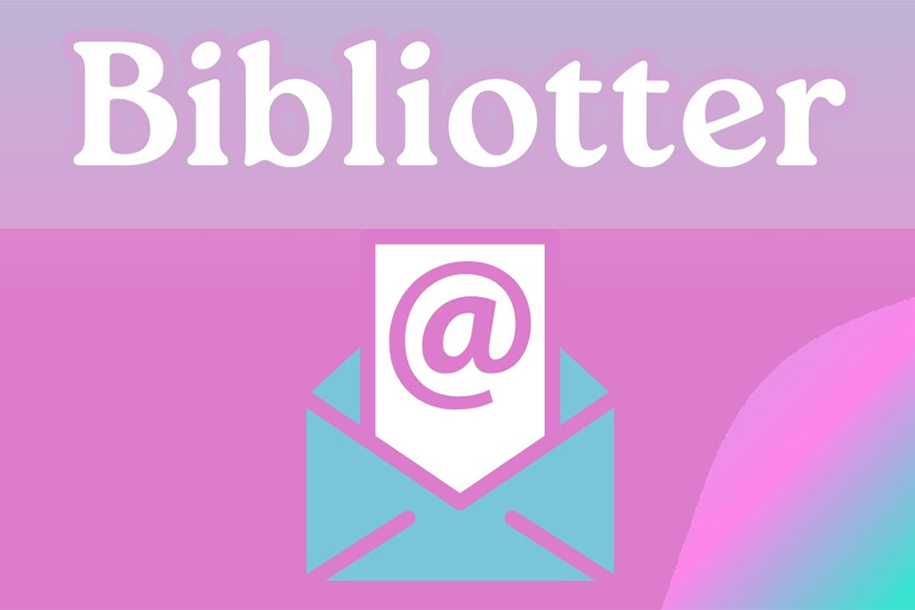 Plakat promujący newsletter Bibliotter Powiatowej i Miejskiej Biblioteki Publicznej w Miechowie. Na kolorowym, gradientowym tle widnieje logo biblioteki oraz hasła: Bibliotter – porcja dobrych wiadomości z miechowskiej biblioteki dla Ciebie! Poniżej ilustracja koperty z symbolem @ oraz tekst: Bądźmy w kontakcie! Link do zapisów w opisie.