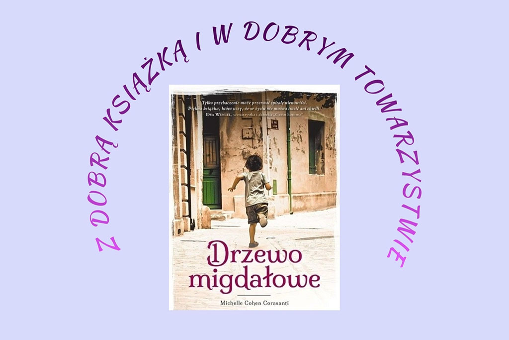 Plakat Dyskusyjnego Klubu Książki w Miechowie. Zaproszenie na spotkanie dotyczące książki „Drzewo migdałowe” Michelle Cohen Corasanti. Wydarzenie odbędzie się 21 listopada 2025 r. o godz. 17:00 w Bibliotece przy Placu T. Kościuszki 7. Wstęp wolny. Na plakacie widoczne są logotypy biblioteki oraz DKK, a w centralnej części okładka książki przedstawiająca biegnącego chłopca na tle zaniedbanej uliczki.