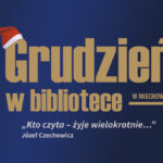 Grafika z napisem ‘Grudzień w bibliotece w Miechowie’. Na literze G znajduje się czerwona czapka Mikołaja. Pod głównym tytułem widnieje cytat Józefa Czechowicza: ‘Kto czyta – żyje wielokrotnie…’. Tło jest granatowe.