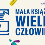 Logo projektu Mała książka – wielki człowiek: po lewej stronie niebieska ilustracja otwartej książki z dwiema splecionymi rękami, po prawej stronie duży napis „Mała książka – wielki człowiek”. W rogach grafiki znajdują się kolorowe, stylizowane ptaki.