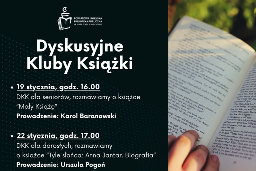 Plakat informujący o styczniowych spotkaniach Dyskusyjnego Klubu Książki w bibliotece – daty 19 i 22 stycznia, godziny spotkań oraz tytuły omawianych książek. Po prawej stronie zdjęcie otwartej książki trzymanej w dłoni.