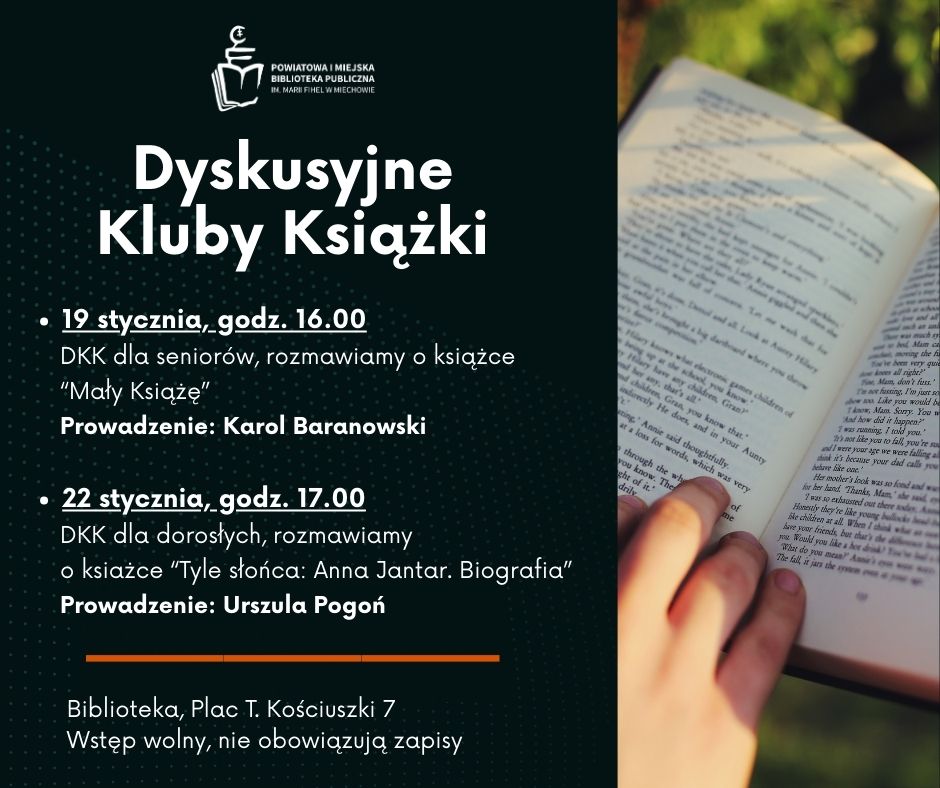 Plakat informujący o styczniowych spotkaniach Dyskusyjnego Klubu Książki w bibliotece – daty 19 i 22 stycznia, godziny spotkań oraz tytuły omawianych książek. Po prawej stronie zdjęcie otwartej książki trzymanej w dłoni.