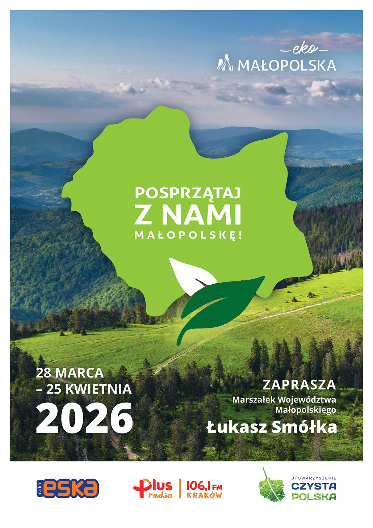 Plakat akcji ekologicznej „Posprzątaj z nami Małopolskę!”. Na tle górskiego krajobrazu widoczny jest zielony kształt województwa małopolskiego z napisem zachęcającym do udziału. Termin wydarzenia: od 28 marca do 25 kwietnia 2026 roku. Do udziału zaprasza Marszałek Województwa Małopolskiego Łukasz Smółka. Na dole znajdują się logotypy partnerów i patronów medialnych