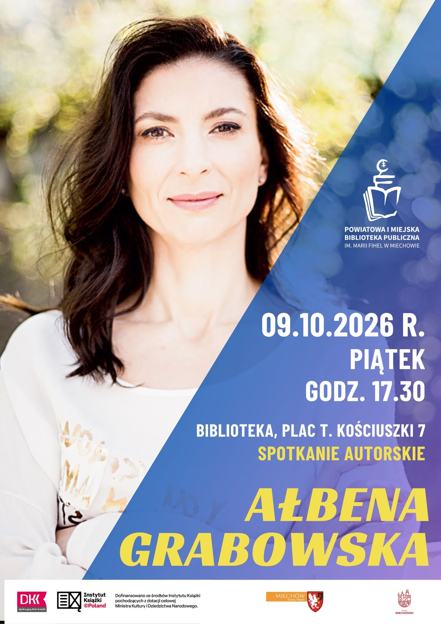 Baner promujący spotkanie autorskie z Ałbeną Grabowską. Po lewej stronie znajduje się fotografia pisarki, a po prawej niebiesko-fioletowe tło z informacjami o wydarzeniu: 9 października 2026 roku, godz. 17:30, Powiatowa i Miejska Biblioteka Publiczna im. Marii Fihel w Miechowie, plac T. Kościuszki 7. Na grafice widnieje również informacja „Spotkanie autorskie” oraz logotypy organizatorów i instytucji dofinansowujących wydarzenie.